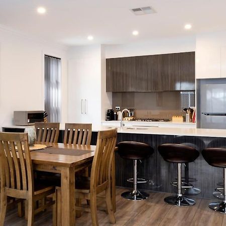 Luxury Home In Christies Beach With King Bed, Nbn, Netflix, 3Bed 2Bath Εξωτερικό φωτογραφία